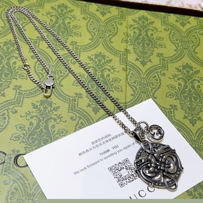 G*u*i necklaces